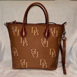 Dooney & Bourke purse EUC